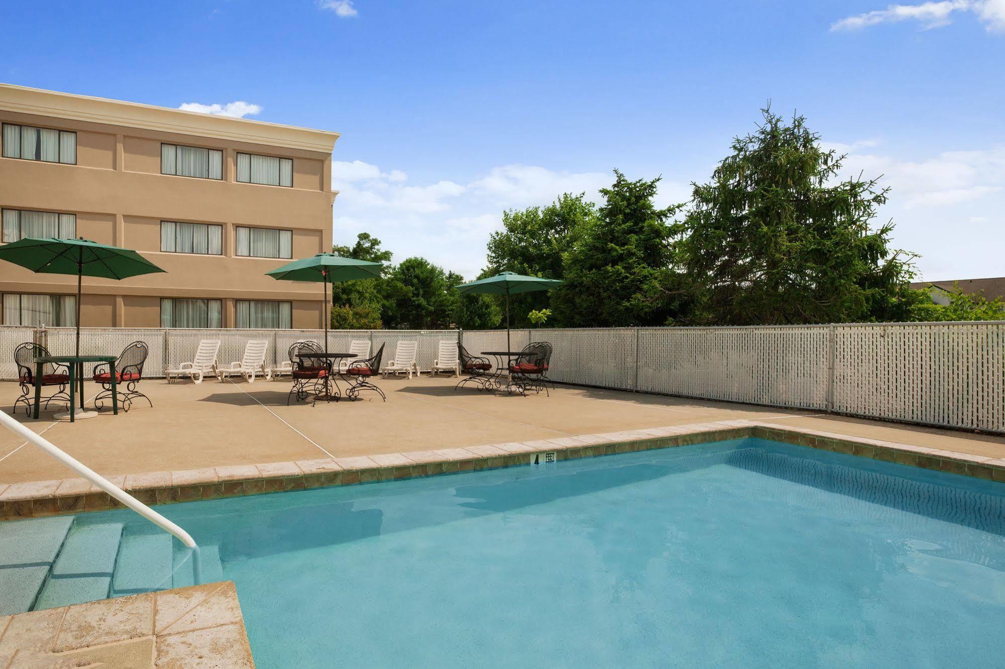 Ramada By Wyndham Toms River Exteriér fotografie